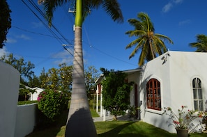 Frangipani Apartment - Garden