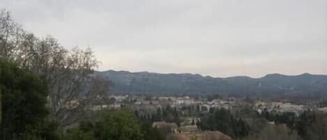 Blick auf die Alpilles vom Schlafzimmerfenster aus