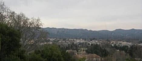 Vue sur les Alpilles de la fenĂȘtre des chambres
