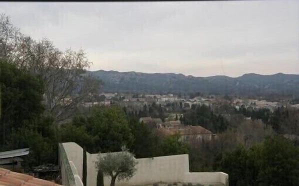 Vue sur les Alpilles de la fenêtre des chambres