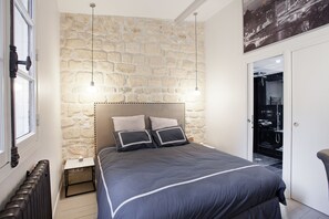 Master bedroom with very comfortable 160cm double bed (hotel quality)