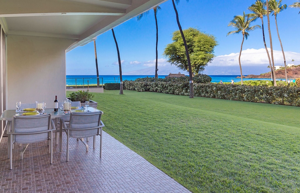 Terrace with garden and ocean views in West-Maui