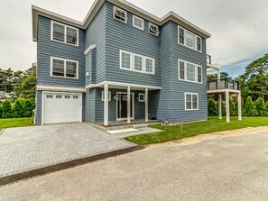 driveway/one stall garage
