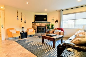 Gather & Relax: Cozy Living Room w/ TV & gas Fireplace, Perfect 4 Group Comfort