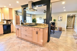 Culinary Haven: Spacious Open Kitchen, Fully Equipped 4 Feeding Big Gatherings 