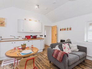 Attractive comfortable open plan living/dining room and kitchen | Ty· Macsen - Ty Coch Chatham, Llandwrog, near Caernarfon