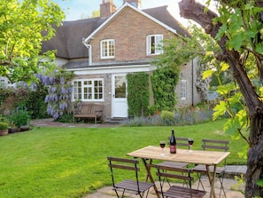 Delightful holiday home with lawned garden | The Old Post Office, Lower Bockhampton