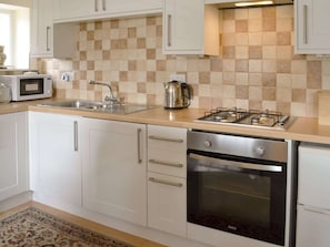 Well equipped kitchen area | Temple House West, Drumnadrochit