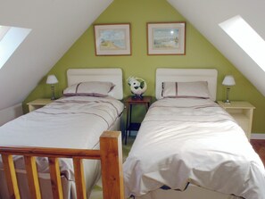 Twin bedroom | Pant-y-Bryn Bach, Llandovery