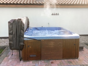 Hot tub | Hawthorne Cottage - Ashington Holiday Cottages, Skegness