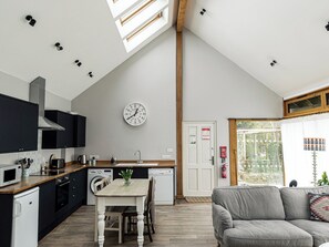 Open plan living space | The Barn at Daubeney - Daubeneys, Colerne, near Bath
