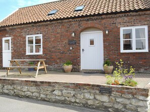 Lovely semi-detached barn conversion | Guillemot Cottage - Manor Farm Cottages, Buckton, near Flamborough