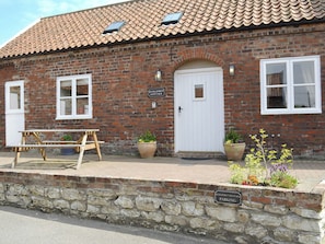 Lovely semi-detached barn conversion | Guillemot Cottage - Manor Farm Cottages, Buckton, near Flamborough