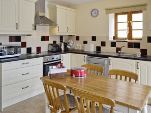 Well-equipped kitchen with dining area | Casterbridge - Bridles Farm Holiday Cottages, Middlemarsh, near Sherborne