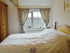 Double bedroom | Ostler&rsquo;s Cottage, Westborough, nr. Newark