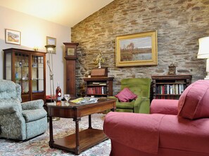 Living room | Ffynnon Rhosfa Farm Cottages - Violet Cottage, Llannon, nr. Llanelli