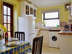Kitchen/diner | Ffynnon Rhosfa Farm Cottages - Violet Cottage, Llannon, nr. Llanelli