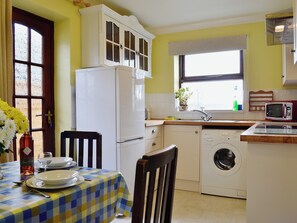 Kitchen/diner | Ffynnon Rhosfa Farm Cottages - Violet Cottage, Llannon, nr. Llanelli