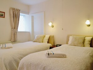 Twin bedroom | Ffynnon Rhosfa Farm Cottages - Violet Cottage, Llannon, nr. Llanelli