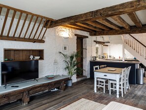 Open plan living space | The Stables At Daubeneys - Daubeneys, Colerne, near Bath