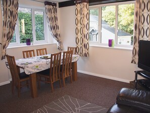 Living room/dining room | Riverton Lakes and Holiday Cottages - Kingfisher, Swimbridge, nr. Barnstaple