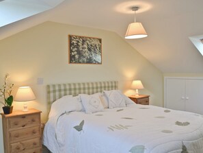 Double bedroom | Romney Cottages - The Wagon Lodge, Peasmarsh, nr. Rye