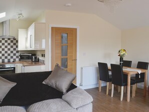 Open plan living/dining room/kitchen | Ashington Holiday Cottage - Oak Cottage, Skegness