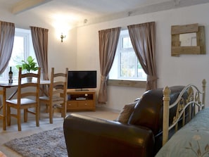 Living/dining/ bedroom | Kingfisher Apartment - Rosecraddoc Manor, Liskeard