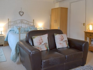 Living/dining/ bedroom | Kingfisher Apartment - Rosecraddoc Manor, Liskeard