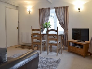 Living/dining/ bedroom | Kingfisher Apartment - Rosecraddoc Manor, Liskeard