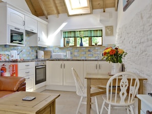 Open plan living space | The Dairy - Milton End Farm Barns, Arlingham, near Frampton-on-Severn