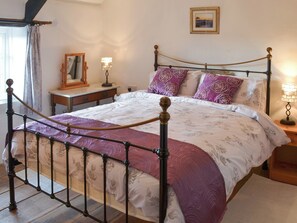 Lovely and romantic double bedroom with antique style bed | Purlinney - Trebarwith Farm Cottages, Trebarwith, Delabole