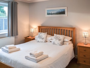 Double bedroom | Crab Cottage - Coastal Cottages, Sutton-on-Sea, near Mablethorpe