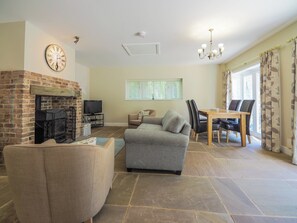 Living room/dining room | Stone Lodge, Fulbeck, nr. Grantham