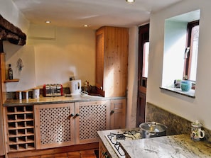 Kitchen | The Hideaway Cottage, Gloucester