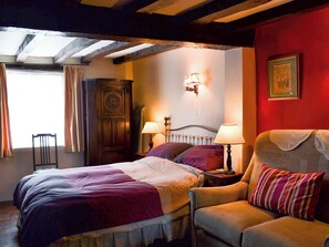 Lovely double bed in the sleeping area | Tudor Cottage Studio - Tudor Cottages, Romsey