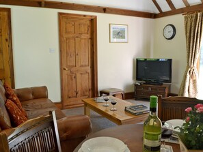 Welcoming living/dining room | Ivy Cottage, Ewhurst Green, near Bodiam