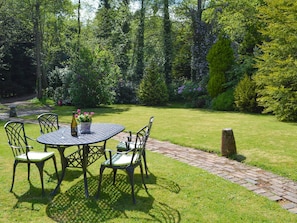 Attractive lawned garden  | Ivy Cottage, Ewhurst Green, near Bodiam