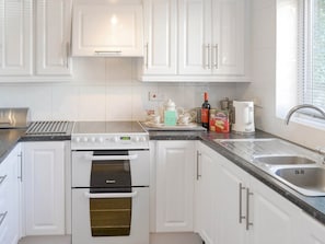 Well-equipped fitted kitchen | Heron’s Quay, Wroxham