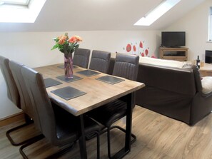 Well presented living/ dining room | Ysgubor Uchaf - Bwlchgwyn Equestrian Holidays, Arthog, near Fairbourne