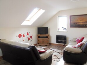Light and airy living area | Ysgubor Uchaf - Bwlchgwyn Equestrian Holidays, Arthog, near Fairbourne
