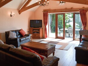Spacious airy open plan living area with access to the patio | Coachmans Retreat, Pennytinney, St Kew