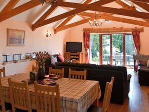 Wonderful farmhouse style dining area | Coachmans Retreat, Pennytinney, St Kew