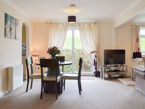 Spacious hallway with dining area | Talland Bay - Rosecraddoc Holiday Village, Liskeard