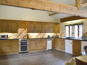 Spacious, well equipped kitchen/ dining room | Skimblescott Barn, Much Wenlock
