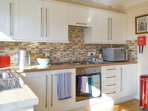 Well-equipped fitted kitchen | Signals Court, Scarborough