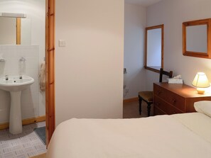 Double bedroom with en-suite shower room | Watermill Cottages - Watermill Cottages, John O’ Groats