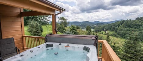 Hot Tub with Mountain Views!!