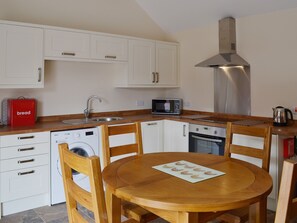 Kitchen and dining area | The Parlour - Dunstall Lodge Barns, Sutton-on-Trent