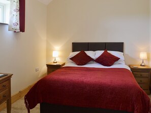 Comfortable double bedroom | The Parlour - Dunstall Lodge Barns, Sutton-on-Trent